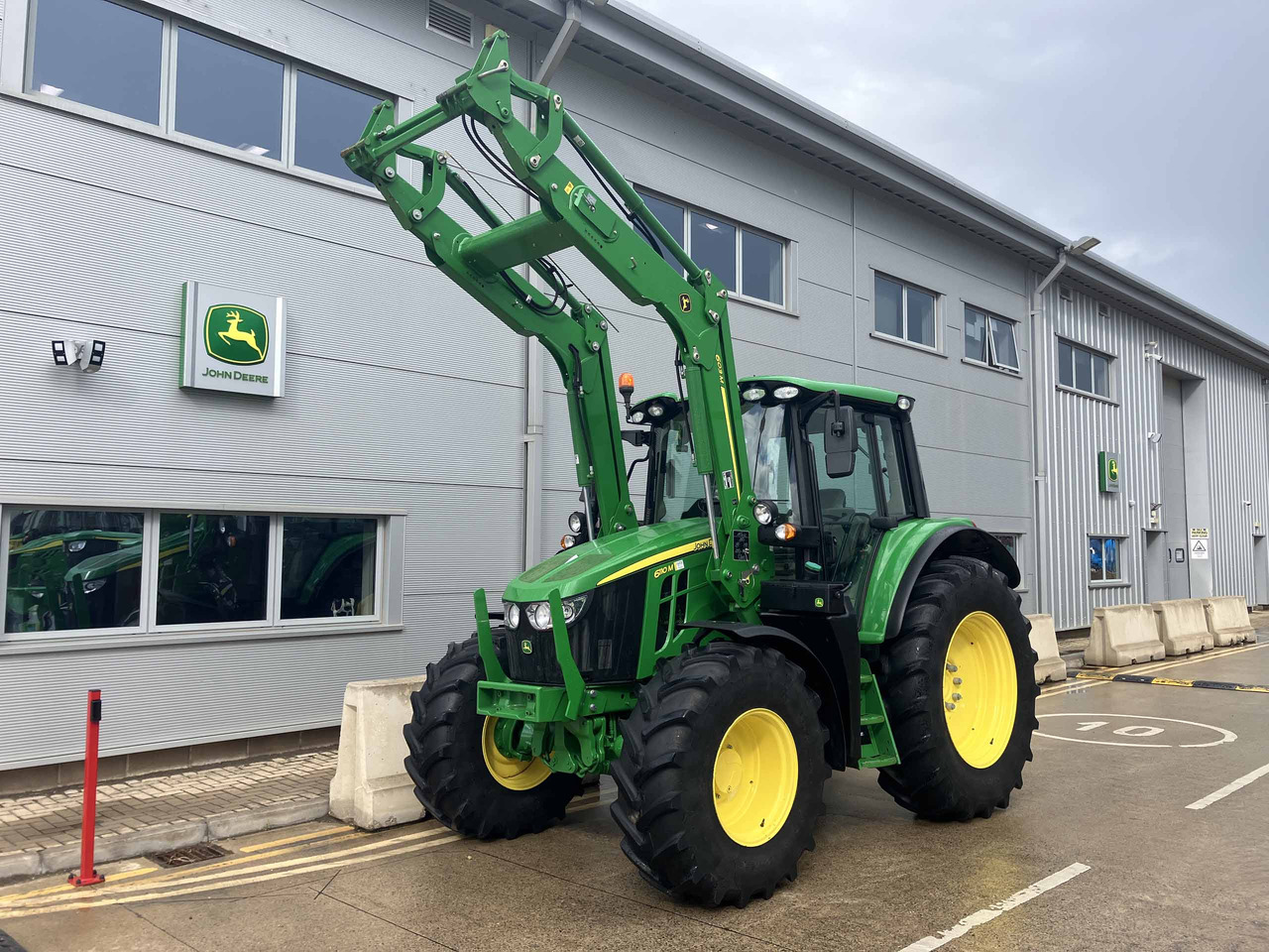 John Deere 6110M - טרקטור חקלאי: תמונה 1 John Deere 6110M - טרקטור חקלאי: תמונה 1