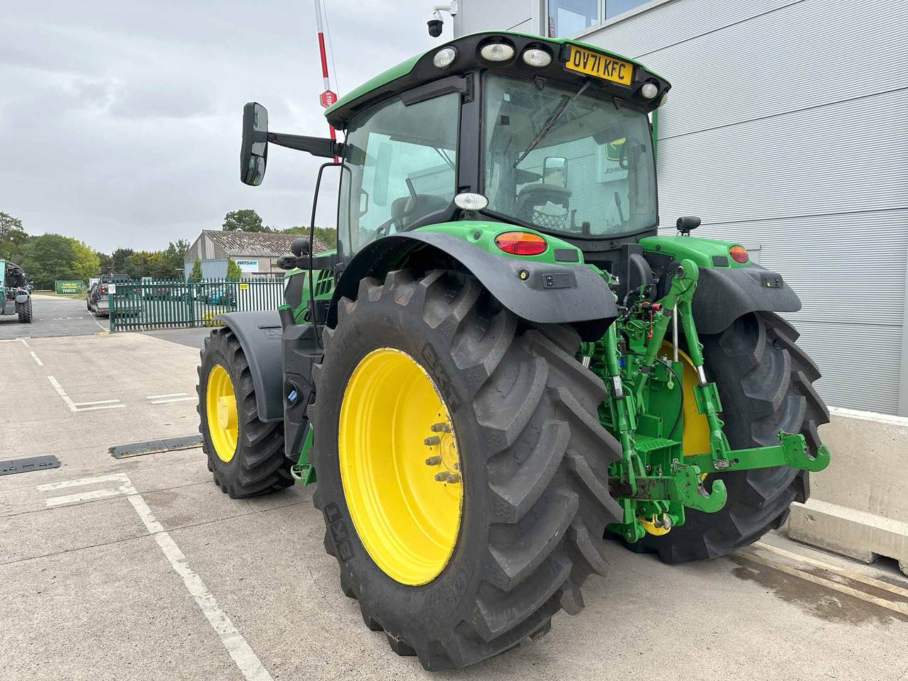 John Deere 6155R - טרקטור חקלאי: תמונה 2 John Deere 6155R - טרקטור חקלאי: תמונה 2