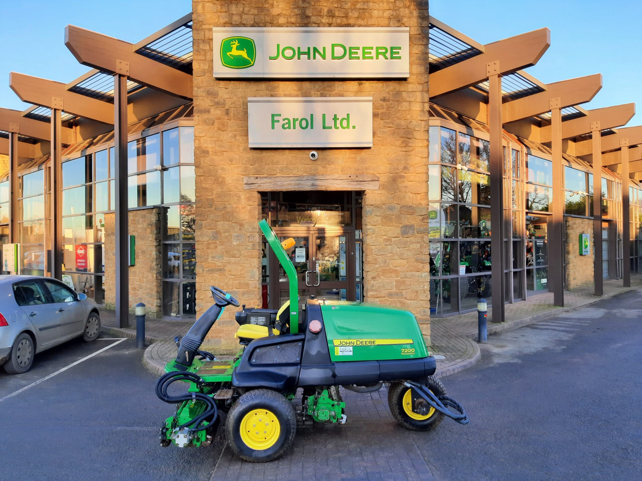 John Deere 7200 utility triple mower - מכסחת גינה: תמונה 2 John Deere 7200 utility triple mower - מכסחת גינה: תמונה 2