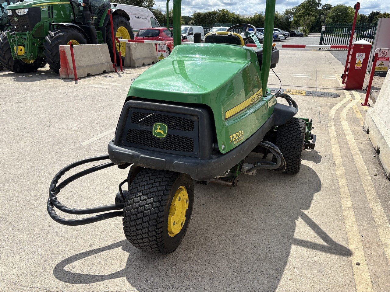 John Deere 7200A Triple Mower - מכסחת גינה: תמונה 4 John Deere 7200A Triple Mower - מכסחת גינה: תמונה 4