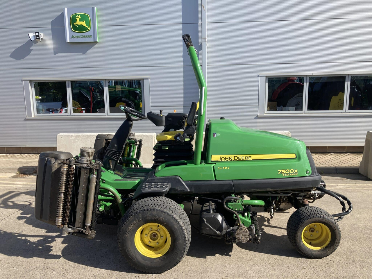 John Deere 7500AE Fairway Mower - מכסחת גינה: תמונה 2 John Deere 7500AE Fairway Mower - מכסחת גינה: תמונה 2