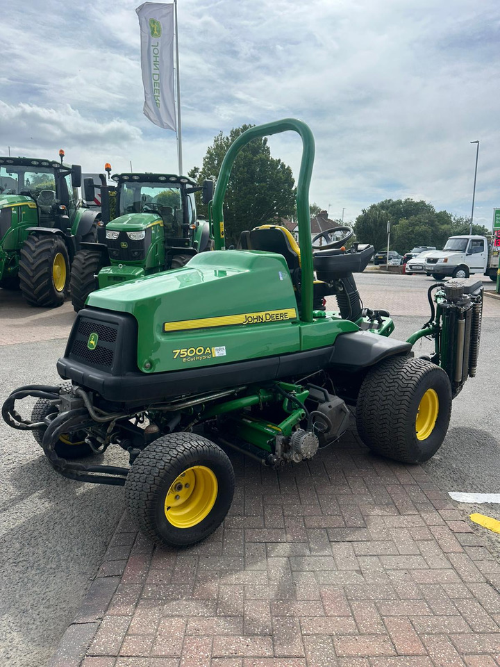 John Deere 7500AE Fairway Mower - מכסחת גינה: תמונה 2 John Deere 7500AE Fairway Mower - מכסחת גינה: תמונה 2
