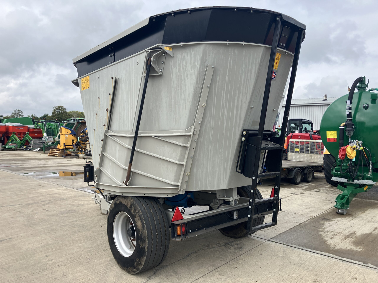 Shelbourne Reynolds Powermix Pro 11 - עגלת מערבל מספוא: תמונה 2 Shelbourne Reynolds Powermix Pro 11 - עגלת מערבל מספוא: תמונה 2