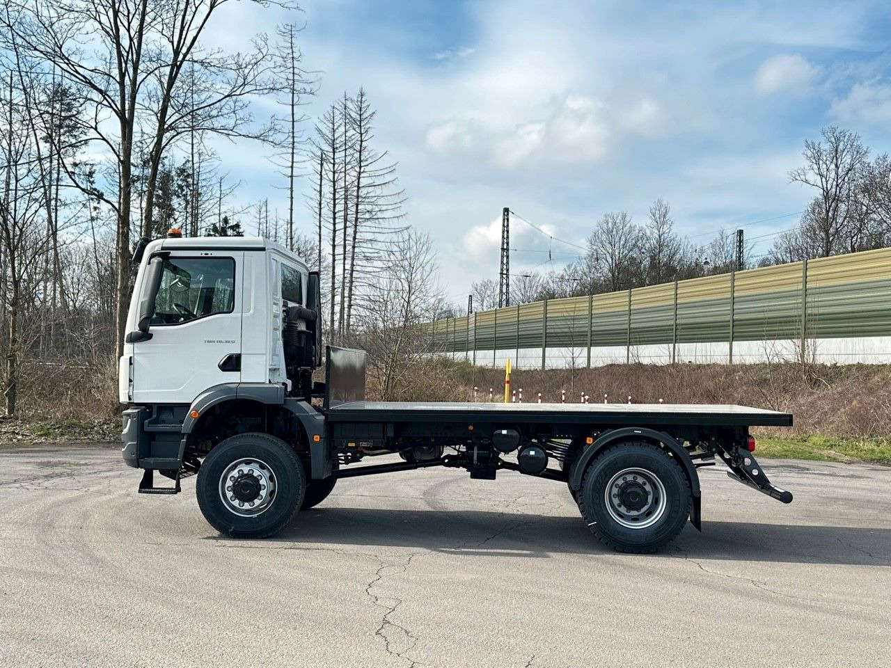 MAN TGM 18.320 4x4 Euro 6e Plato - משאית צד נופל/ שטוחה: תמונה 3 MAN TGM 18.320 4x4 Euro 6e Plato - משאית צד נופל/ שטוחה: תמונה 3