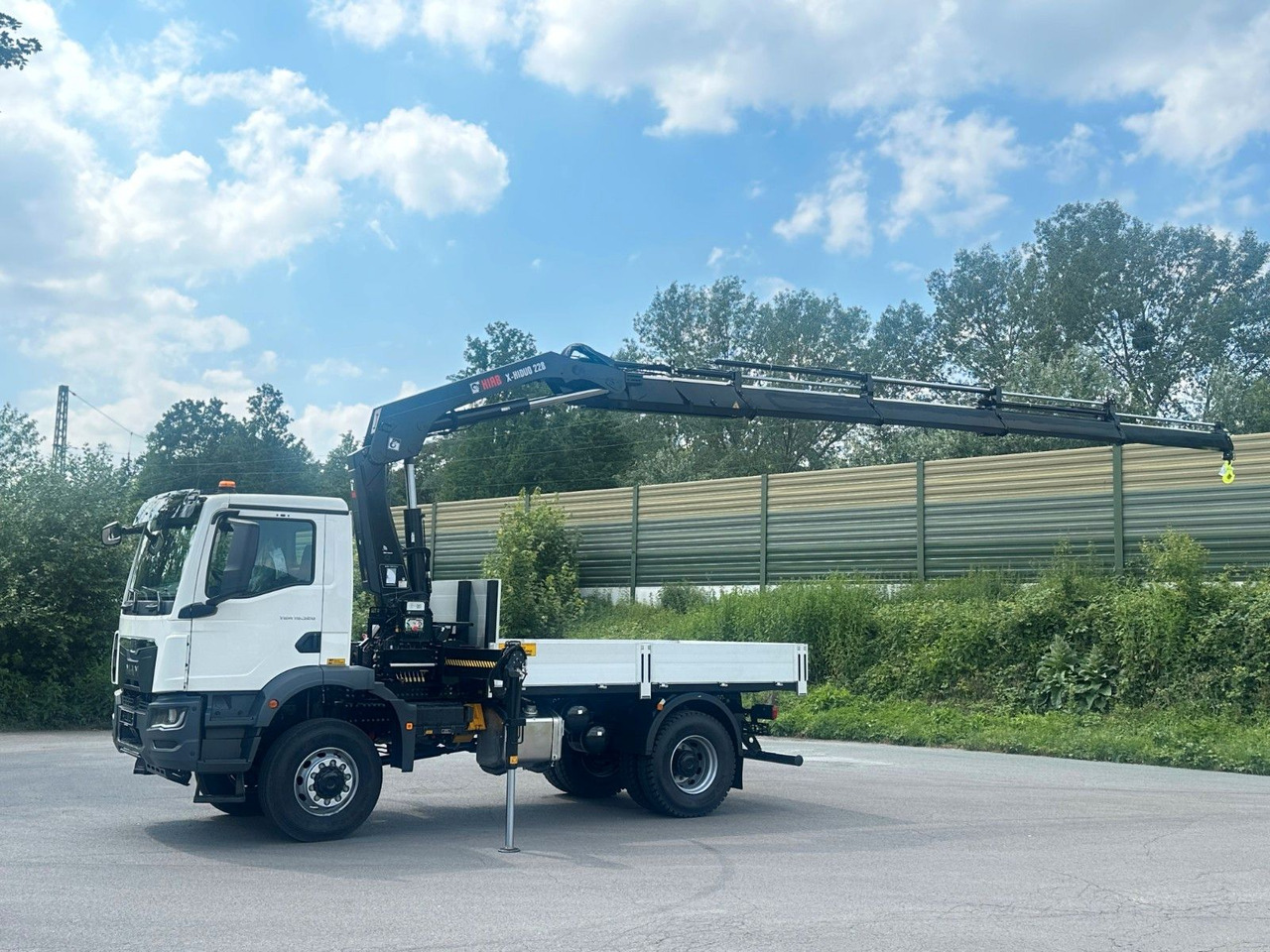MAN TGM 18.320 4x4 Euro 6e Pritsche Hiab 228-4 Kran - משאית צד נופל/ שטוחה, משאית מנוף: תמונה 2 MAN TGM 18.320 4x4 Euro 6e Pritsche Hiab 228-4 Kran - משאית צד נופל/ שטוחה, משאית מנוף: תמונה 2