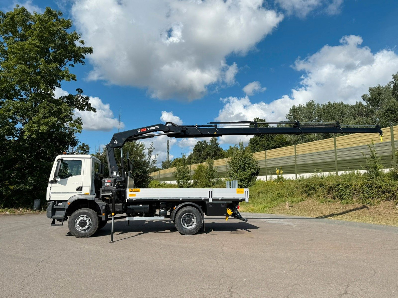 MAN TGM 18.320 4x4 Hiab 228-4 Kran - משאית מנוף: תמונה 2 MAN TGM 18.320 4x4 Hiab 228-4 Kran - משאית מנוף: תמונה 2