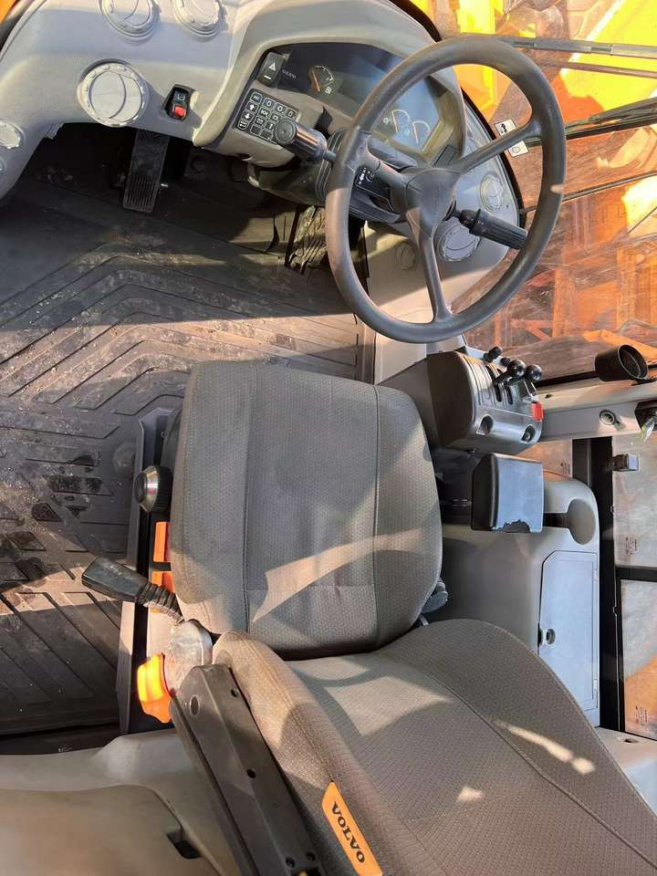 Hot Sale Used VOLVO L120GZ Loader Construction Machinery High Quality  Loader VOLVO - מעמיס גלגלים: תמונה 4 Hot Sale Used VOLVO L120GZ Loader Construction Machinery High Quality  Loader VOLVO - מעמיס גלגלים: תמונה 4