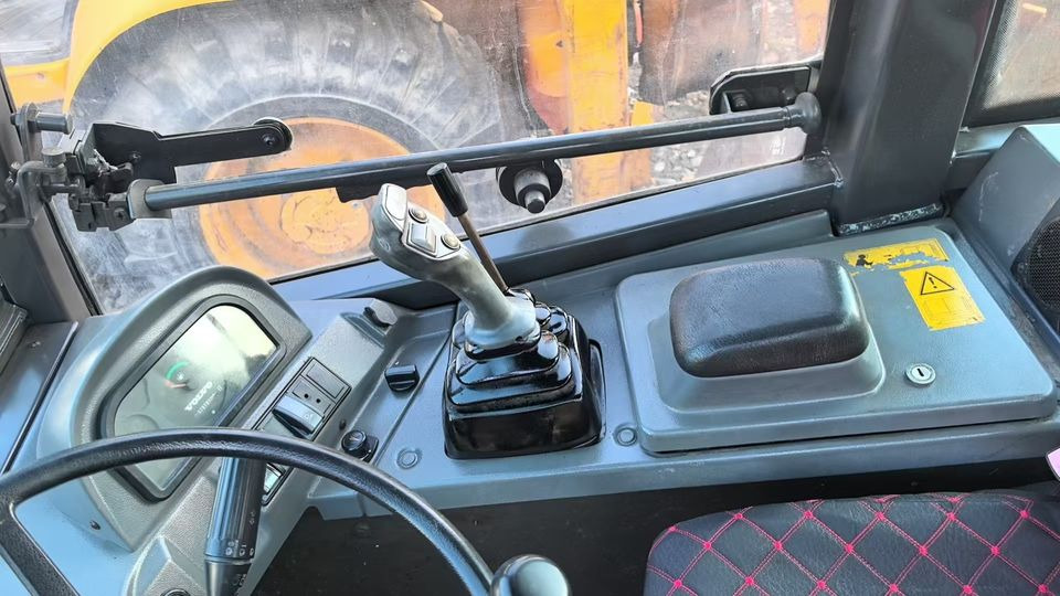 Preferential Price Used Volvo L20F Small Skid Steer Loader Secondhand VOLVO L20f Mini Wheel Loader in Good Condition for Sale - מעמיס גלגלים: תמונה 5 Preferential Price Used Volvo L20F Small Skid Steer Loader Secondhand VOLVO L20f Mini Wheel Loader in Good Condition for Sale - מעמיס גלגלים: תמונה 5