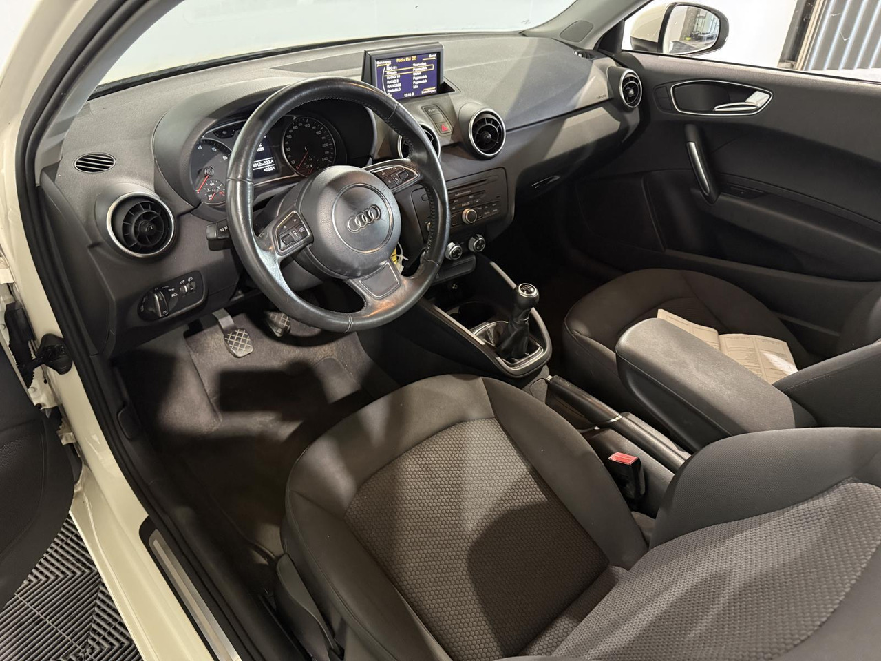 Audi A1 1.2 TFSI Attraction Pro Line Business 2011 254.714 km 76-PBP-8 - האצ'בק: תמונה 3 Audi A1 1.2 TFSI Attraction Pro Line Business 2011 254.714 km 76-PBP-8 - האצ'בק: תמונה 3