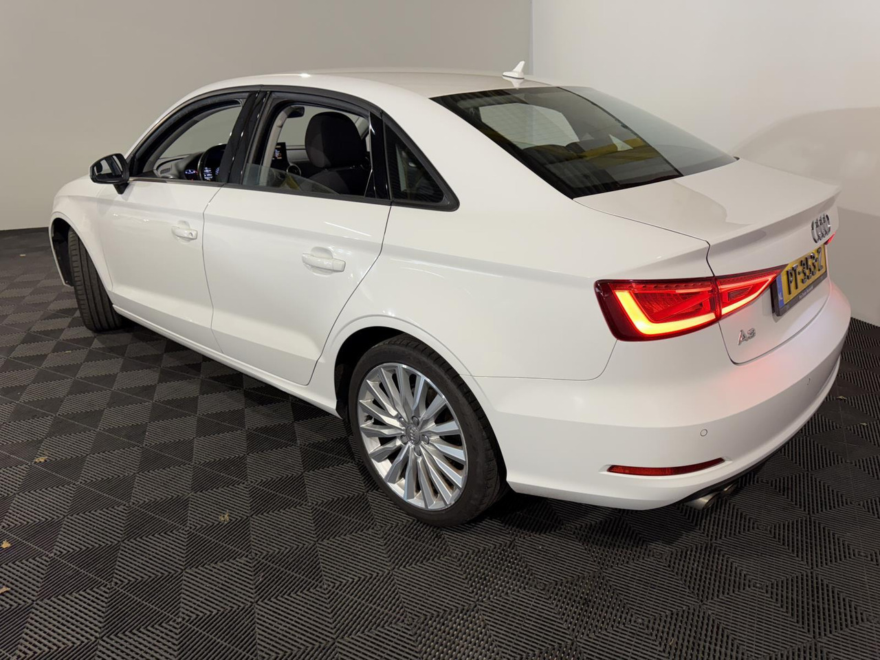Audi | A3 Limousine | 1.4 TFSI Attraction Pro Line Plus Automaat | 2016 | 256.538 km | PT353Z | Geen oordeel - סדאן: תמונה 4 Audi | A3 Limousine | 1.4 TFSI Attraction Pro Line Plus Automaat | 2016 | 256.538 km | PT353Z | Geen oordeel - סדאן: תמונה 4