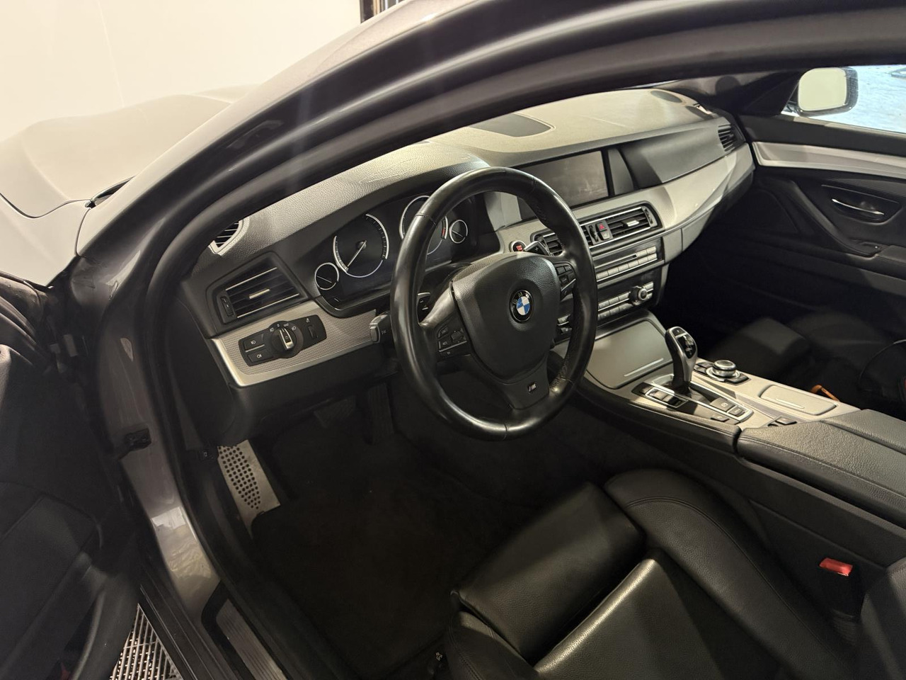 BMW | 5-serie | 520i High Executive | 2013 | 218.545 km | 46ZSF1 | Logisch - סדאן: תמונה 4 BMW | 5-serie | 520i High Executive | 2013 | 218.545 km | 46ZSF1 | Logisch - סדאן: תמונה 4