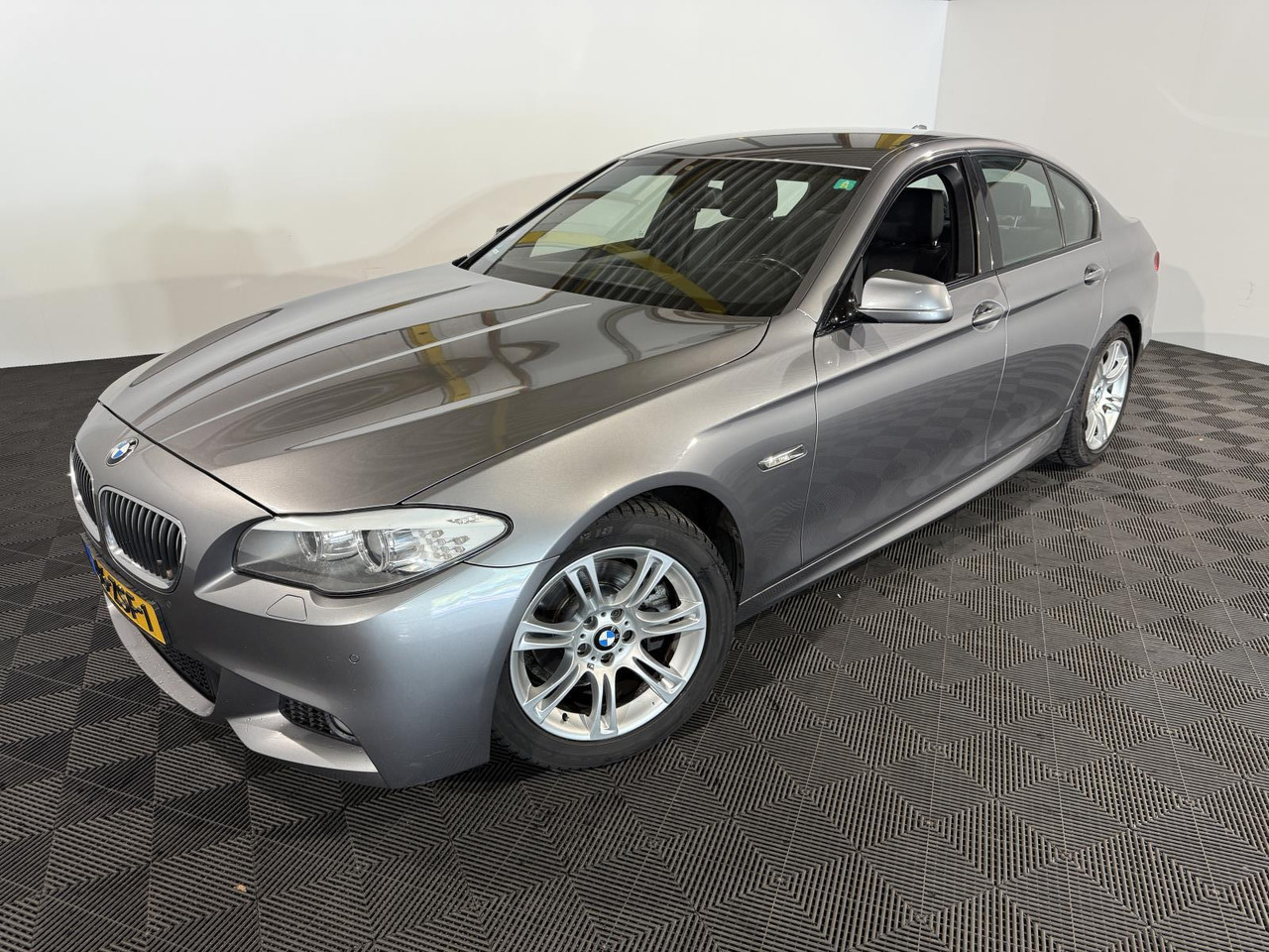 BMW | 5-serie | 520i High Executive | 2013 | 218.545 km | 46ZSF1 | Logisch - סדאן: תמונה 1 BMW | 5-serie | 520i High Executive | 2013 | 218.545 km | 46ZSF1 | Logisch - סדאן: תמונה 1