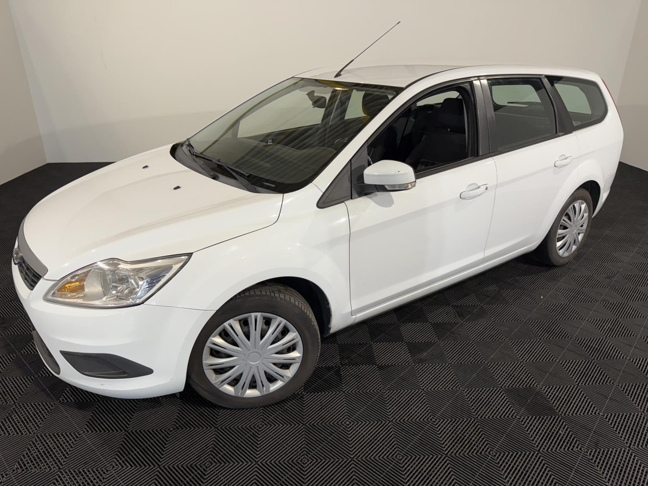 Ford Focus Wagon 1.6 Comfort 33-LKG-1 283.490 km - מכונית: תמונה 1 Ford Focus Wagon 1.6 Comfort 33-LKG-1 283.490 km - מכונית: תמונה 1