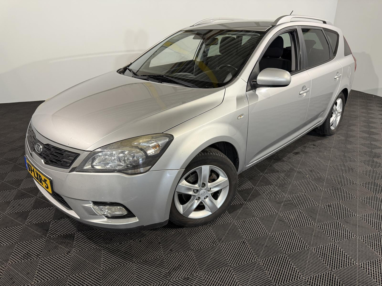 Kia cee'd 1.4 CVVT X-ecutive |2010 | 202.277 km | 07-LXR-5 - האצ'בק: תמונה 1 Kia cee'd 1.4 CVVT X-ecutive |2010 | 202.277 km | 07-LXR-5 - האצ'בק: תמונה 1