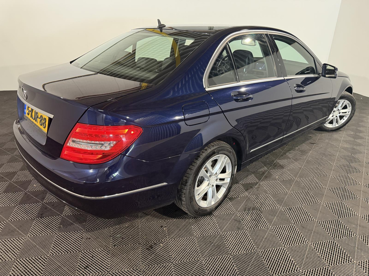 Mercedes-Benz C-klasse 220 CDI BlueEFFICIENCY Edition Avantgarde | 2013 | 348.866 km | 5-KJR-88 - סדאן: תמונה 3 Mercedes-Benz C-klasse 220 CDI BlueEFFICIENCY Edition Avantgarde | 2013 | 348.866 km | 5-KJR-88 - סדאן: תמונה 3