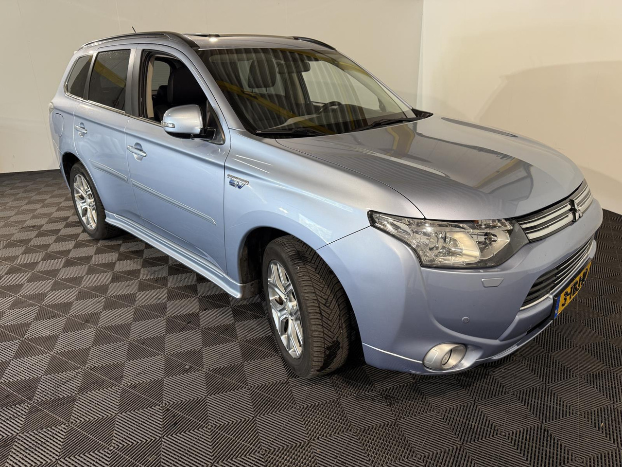 Mitsubishi Outlander 2.0 PHEV Instyle |2013 | 268.145 km | 3-TBJ-10 - SUV: תמונה 3 Mitsubishi Outlander 2.0 PHEV Instyle |2013 | 268.145 km | 3-TBJ-10 - SUV: תמונה 3