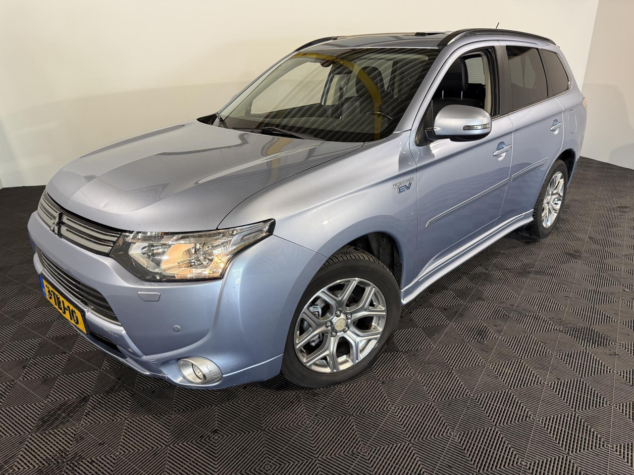 Mitsubishi Outlander 2.0 PHEV Instyle |2013 | 268.145 km | 3-TBJ-10 - SUV: תמונה 1 Mitsubishi Outlander 2.0 PHEV Instyle |2013 | 268.145 km | 3-TBJ-10 - SUV: תמונה 1