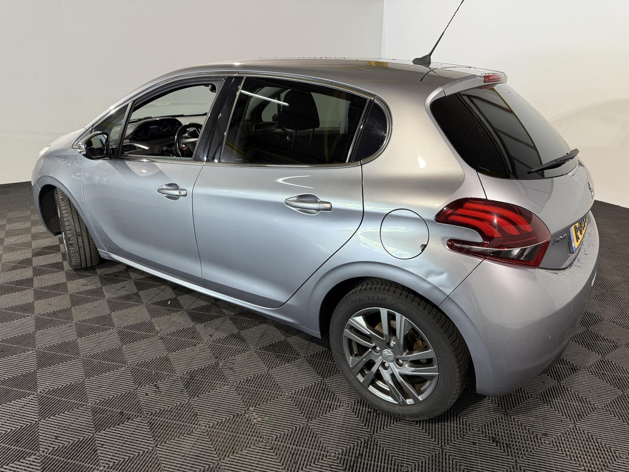 Peugeot | 208 | 1.5 BlueHDi Blue Lease Allure | 2019 | 183.354 km | R049BT | Geen oordeel - האצ'בק: תמונה 3 Peugeot | 208 | 1.5 BlueHDi Blue Lease Allure | 2019 | 183.354 km | R049BT | Geen oordeel - האצ'בק: תמונה 3
