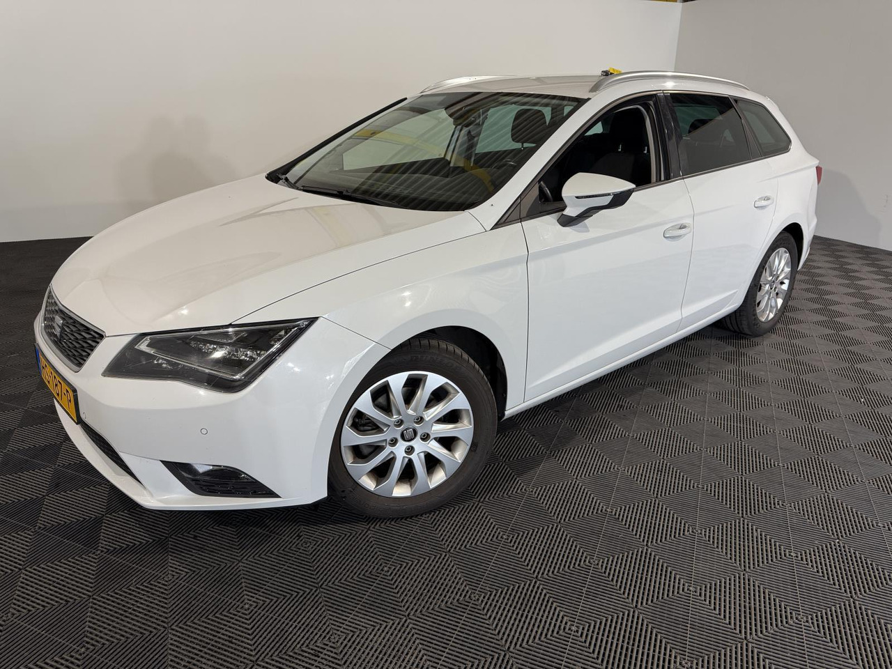 SEAT | Leon ST | 1.6 TDI Style Connect Ecomotive | 2015 | 284.524 km | HS187P | Logisch - מכונית: תמונה 1 SEAT | Leon ST | 1.6 TDI Style Connect Ecomotive | 2015 | 284.524 km | HS187P | Logisch - מכונית: תמונה 1
