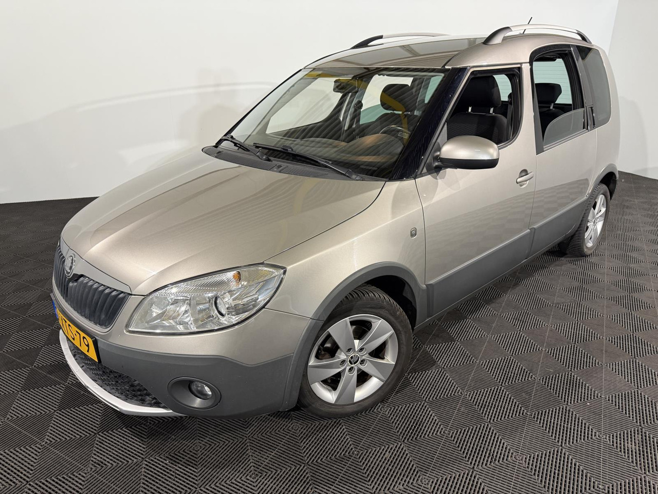 Skoda Roomster 1.2 TSI Drive | 2015 | 119.156 km | 2-XTS-79 - מכונית: תמונה 1 Skoda Roomster 1.2 TSI Drive | 2015 | 119.156 km | 2-XTS-79 - מכונית: תמונה 1