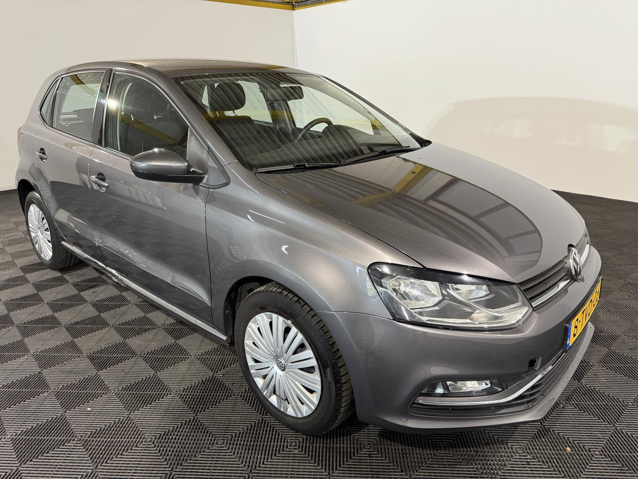 Volkswagen | Polo | 1.2 TSI Comfortline Automaat | 2014 | 206.465 km | 8TVD06 | Logisch - האצ'בק: תמונה 3 Volkswagen | Polo | 1.2 TSI Comfortline Automaat | 2014 | 206.465 km | 8TVD06 | Logisch - האצ'בק: תמונה 3
