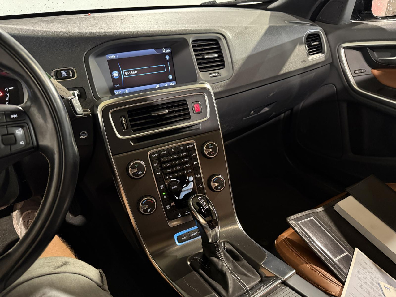 Volvo V60 2.4 D6 AWD Plug-In Hybrid Summum | 2013 | 3-SVT-51 | 247.435 km | 3-SVT-51 - מכונית: תמונה 3 Volvo V60 2.4 D6 AWD Plug-In Hybrid Summum | 2013 | 3-SVT-51 | 247.435 km | 3-SVT-51 - מכונית: תמונה 3
