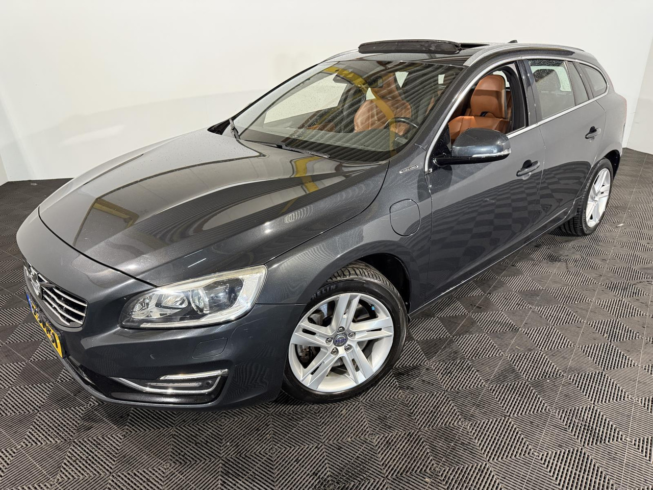 Volvo V60 2.4 D6 AWD Plug-In Hybrid Summum | 2013 | 3-SVT-51 | 247.435 km | 3-SVT-51 - מכונית: תמונה 1 Volvo V60 2.4 D6 AWD Plug-In Hybrid Summum | 2013 | 3-SVT-51 | 247.435 km | 3-SVT-51 - מכונית: תמונה 1