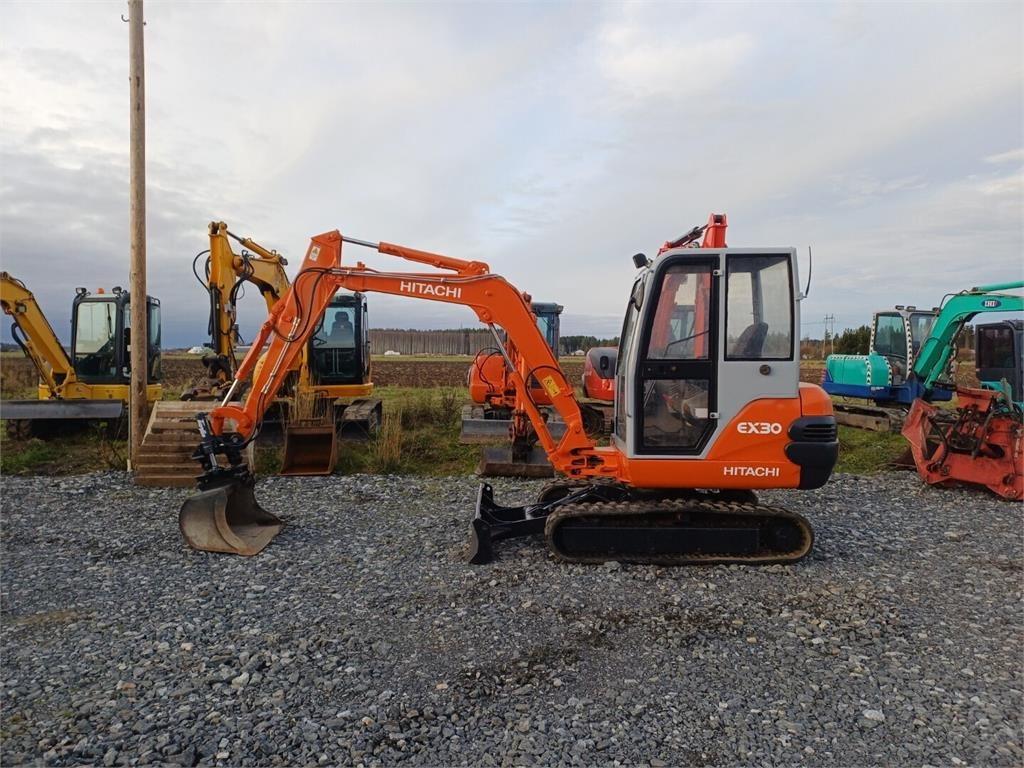Hitachi EX30 Kallistuvalla liittimellä - מיני מחפר: תמונה 2 Hitachi EX30 Kallistuvalla liittimellä - מיני מחפר: תמונה 2