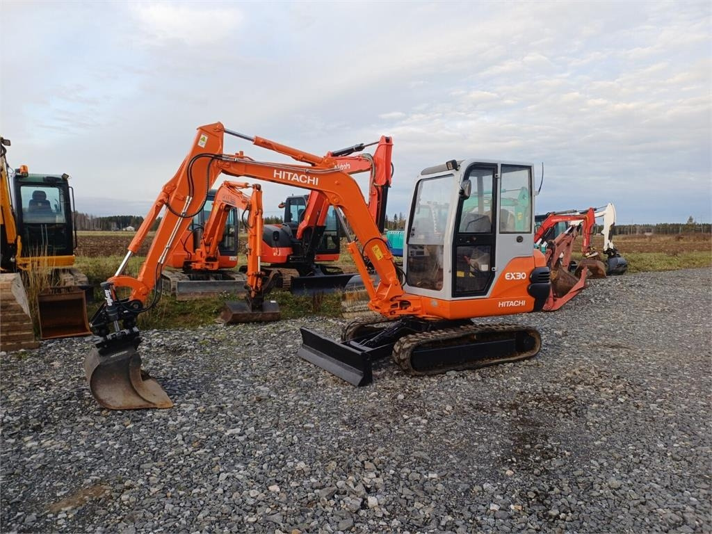 Hitachi EX30 Kallistuvalla liittimellä - מיני מחפר: תמונה 1 Hitachi EX30 Kallistuvalla liittimellä - מיני מחפר: תמונה 1