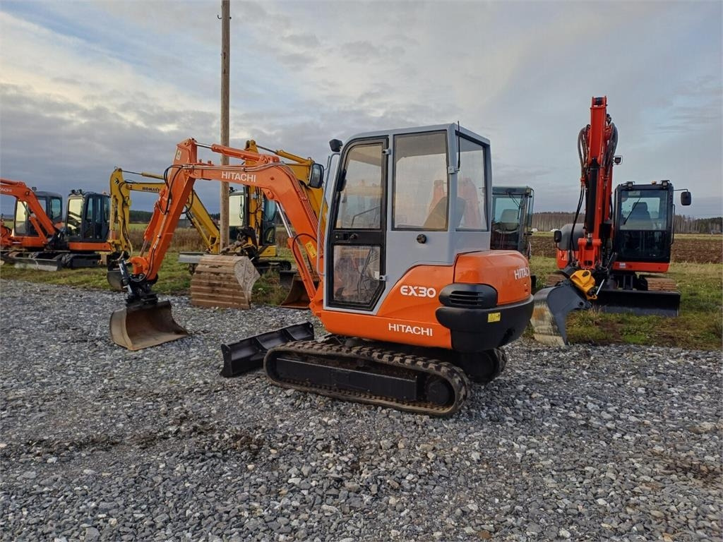 Hitachi EX30 Kallistuvalla liittimellä - מיני מחפר: תמונה 3 Hitachi EX30 Kallistuvalla liittimellä - מיני מחפר: תמונה 3