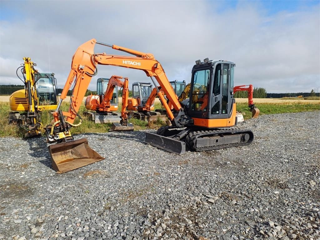 Hitachi ZX50u Engcon pyörittäjällä - מיני מחפר: תמונה 1 Hitachi ZX50u Engcon pyörittäjällä - מיני מחפר: תמונה 1