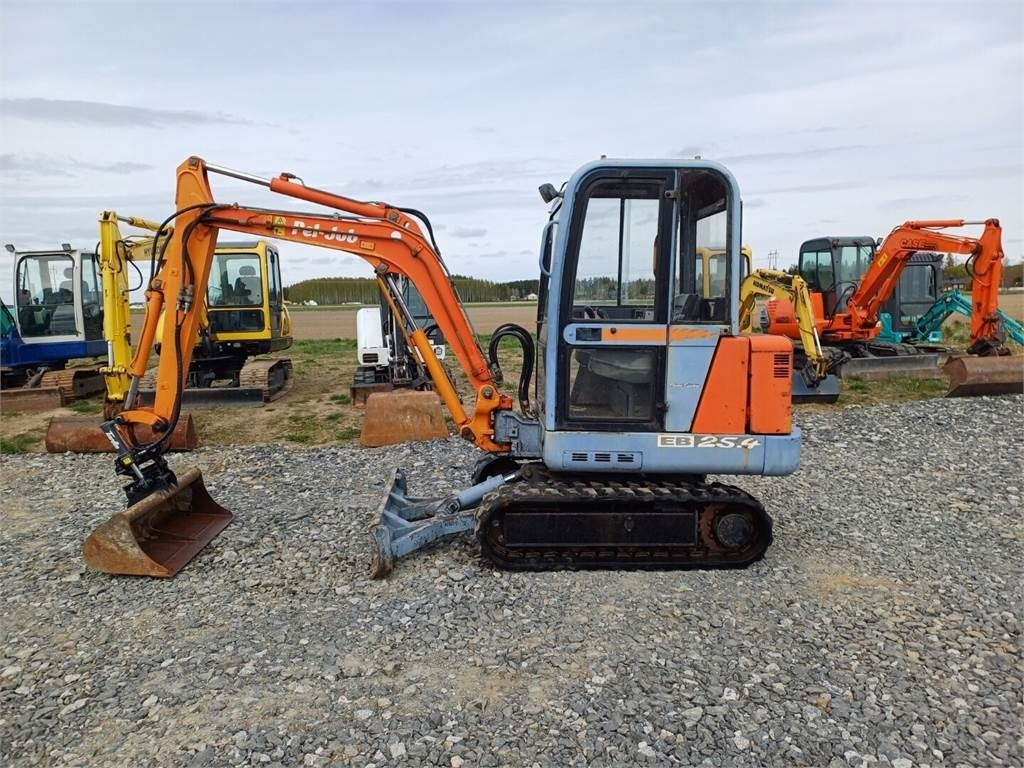 Pel-Job Volvo EB25.4 kallistuvalla liittimellä - מיני מחפר: תמונה 2 Pel-Job Volvo EB25.4 kallistuvalla liittimellä - מיני מחפר: תמונה 2