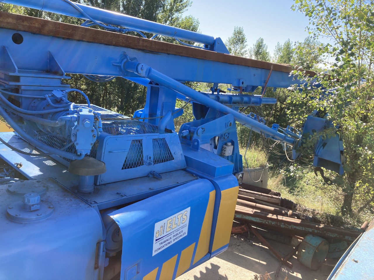 FOREUSE PIEUX TARIERE CREUSE - אסדת קידוח: תמונה 4 FOREUSE PIEUX TARIERE CREUSE - אסדת קידוח: תמונה 4