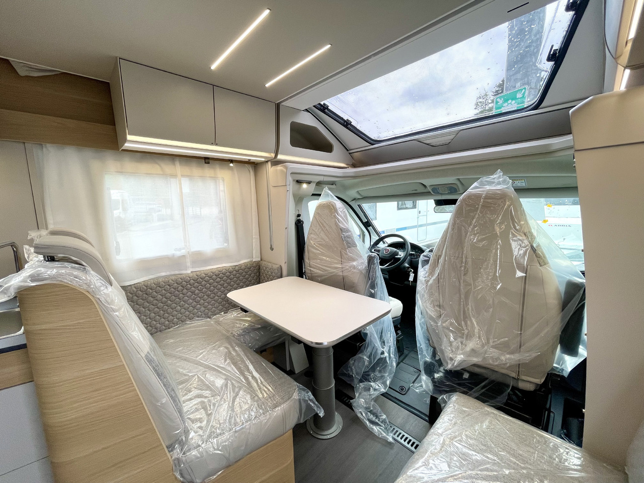 ADRIA Matrix axess 650 SC - רכב ממונע חצי-משולב: תמונה 5 ADRIA Matrix axess 650 SC - רכב ממונע חצי-משולב: תמונה 5