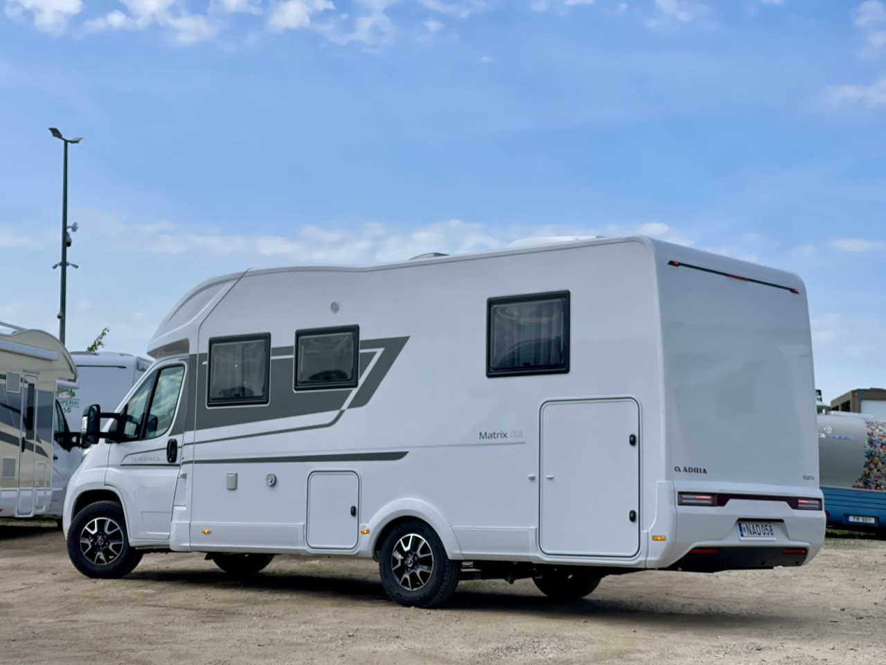 Adria Matrix Plus 670DC - רכב ממונע חצי-משולב: תמונה 2 Adria Matrix Plus 670DC - רכב ממונע חצי-משולב: תמונה 2