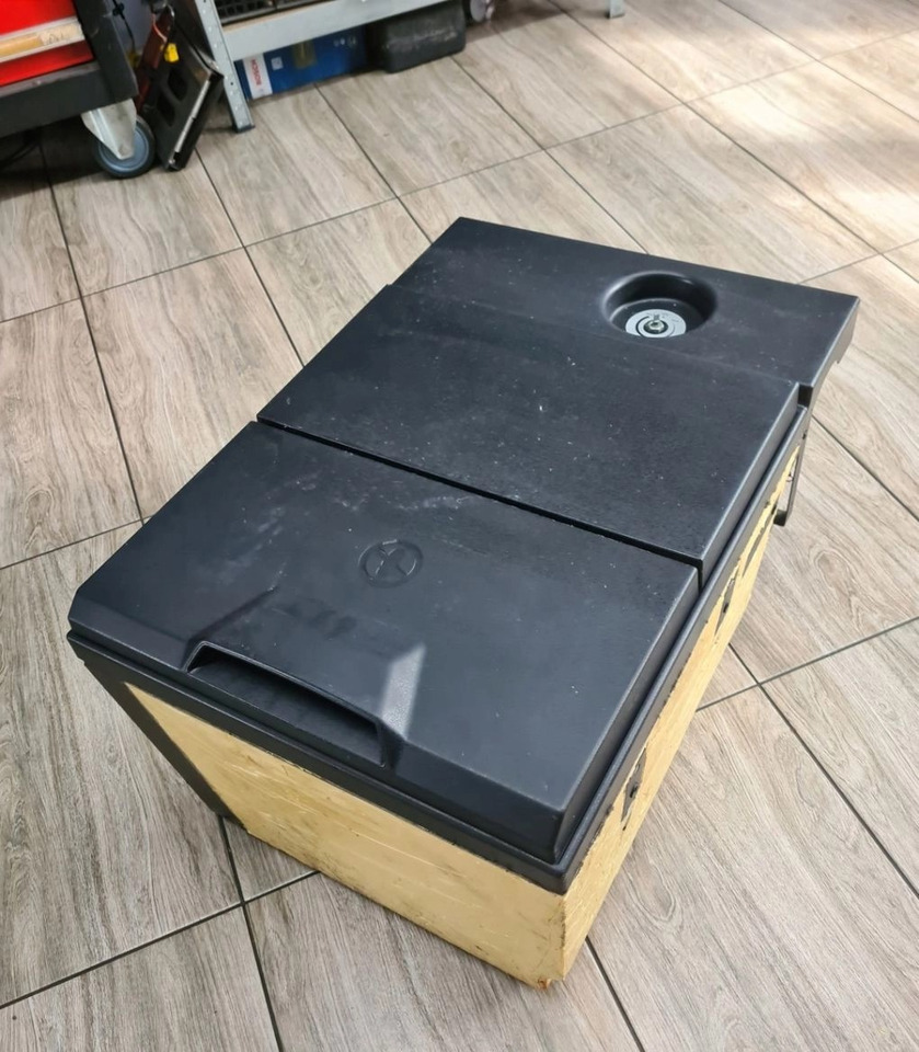 LODÓWKA CHŁODZIARKA ORYGINAŁ RENAULT GAMA T HIGH WYSOKA KABINA - תא ופנים הרכב: תמונה 2 LODÓWKA CHŁODZIARKA ORYGINAŁ RENAULT GAMA T HIGH WYSOKA KABINA - תא ופנים הרכב: תמונה 2