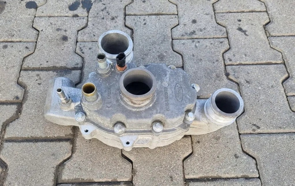OBUDOWA TERMOSTATU FORD F-MAX 500 TRUCKS GC46 9K457 GC46 8A598 - מערכת קירור: תמונה 1 OBUDOWA TERMOSTATU FORD F-MAX 500 TRUCKS GC46 9K457 GC46 8A598 - מערכת קירור: תמונה 1
