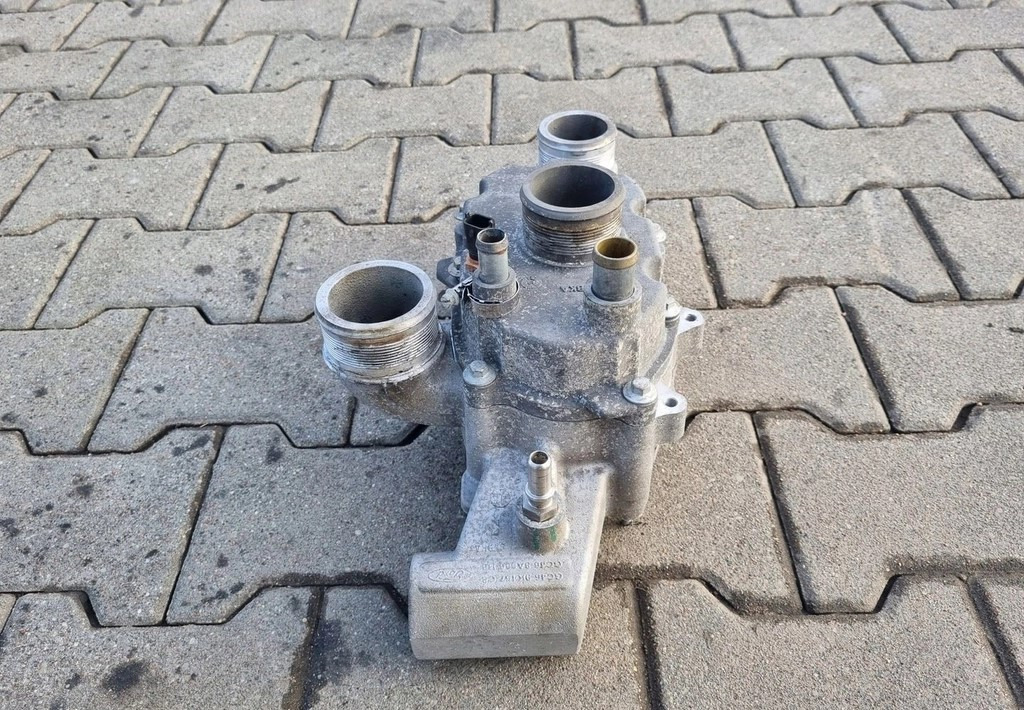 OBUDOWA TERMOSTATU FORD F-MAX 500 TRUCKS GC46 9K457 GC46 8A598 - מערכת קירור: תמונה 3 OBUDOWA TERMOSTATU FORD F-MAX 500 TRUCKS GC46 9K457 GC46 8A598 - מערכת קירור: תמונה 3