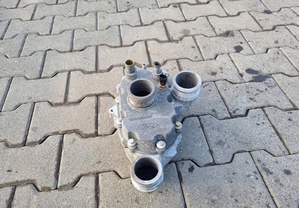 OBUDOWA TERMOSTATU FORD F-MAX 500 TRUCKS GC46 9K457 GC46 8A598 - מערכת קירור: תמונה 4 OBUDOWA TERMOSTATU FORD F-MAX 500 TRUCKS GC46 9K457 GC46 8A598 - מערכת קירור: תמונה 4