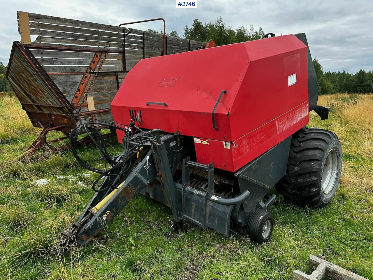 2002 Vicon RF135 round baler and Kvernland round baler - ציוד חציר ומספוא: תמונה 3 2002 Vicon RF135 round baler and Kvernland round baler - ציוד חציר ומספוא: תמונה 3