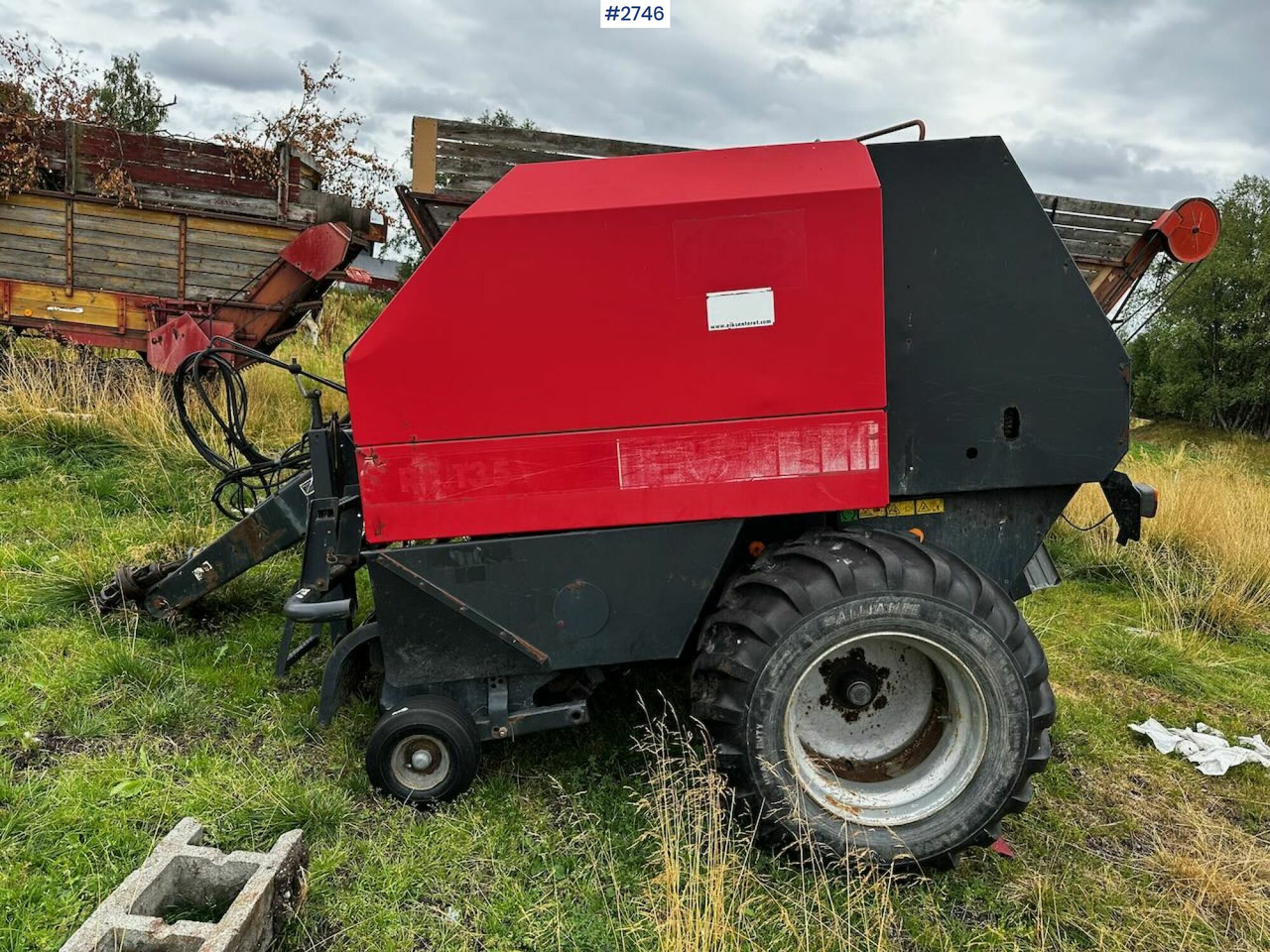2002 Vicon RF135 round baler and Kvernland round baler - ציוד חציר ומספוא: תמונה 4 2002 Vicon RF135 round baler and Kvernland round baler - ציוד חציר ומספוא: תמונה 4