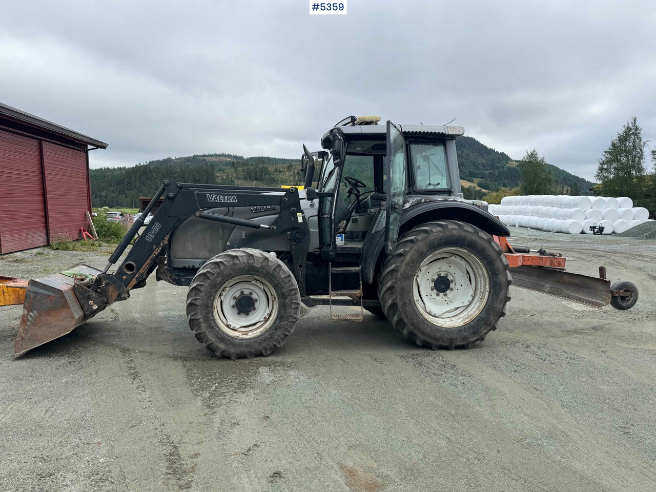 2004 Valtra M120-4 w/ loader and bucket - טרקטור חקלאי: תמונה 2 2004 Valtra M120-4 w/ loader and bucket - טרקטור חקלאי: תמונה 2