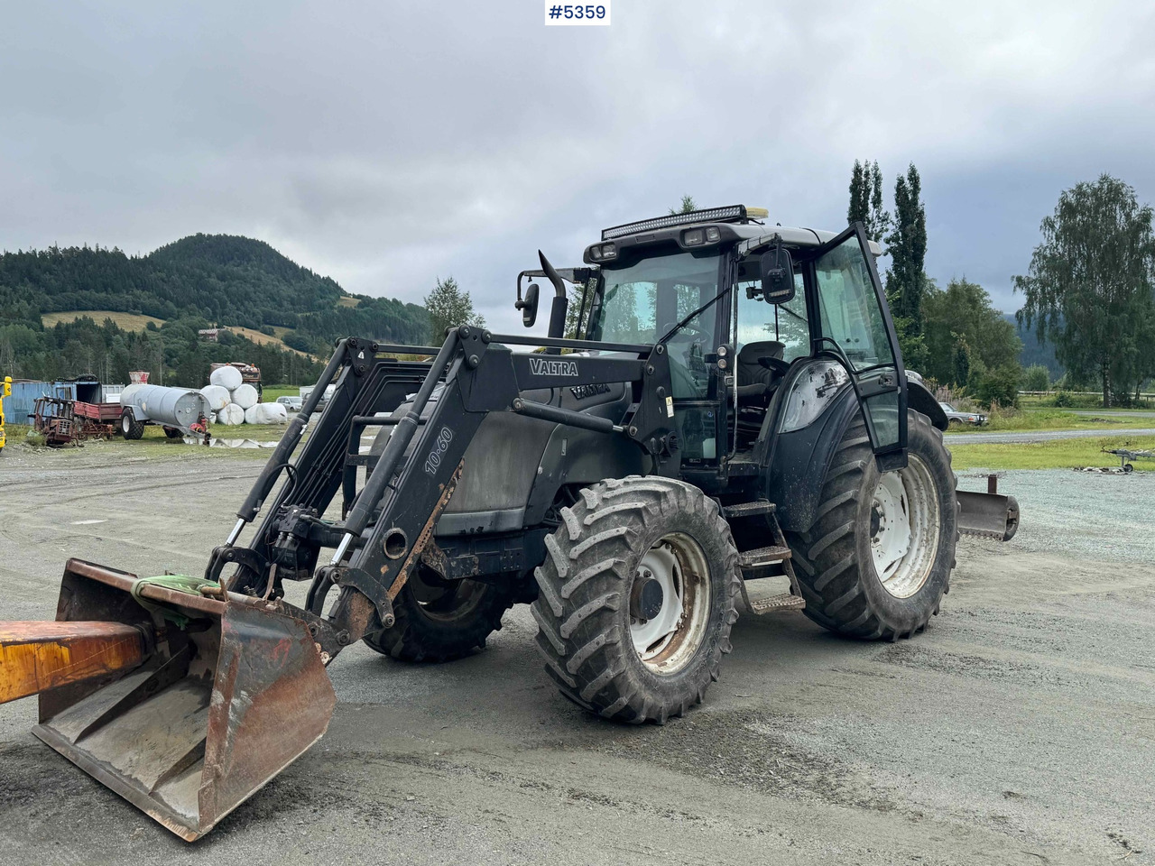 2004 Valtra M120-4 w/ loader and bucket - טרקטור חקלאי: תמונה 1 2004 Valtra M120-4 w/ loader and bucket - טרקטור חקלאי: תמונה 1