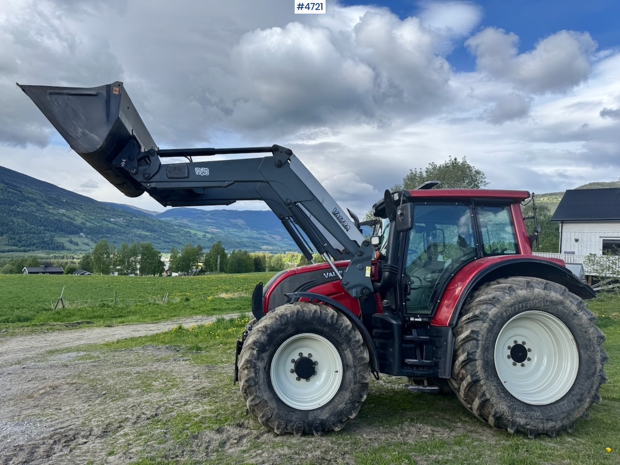 2010 Valtra N142 equipped for snow clearing with front loader - טרקטור חקלאי: תמונה 2 2010 Valtra N142 equipped for snow clearing with front loader - טרקטור חקלאי: תמונה 2