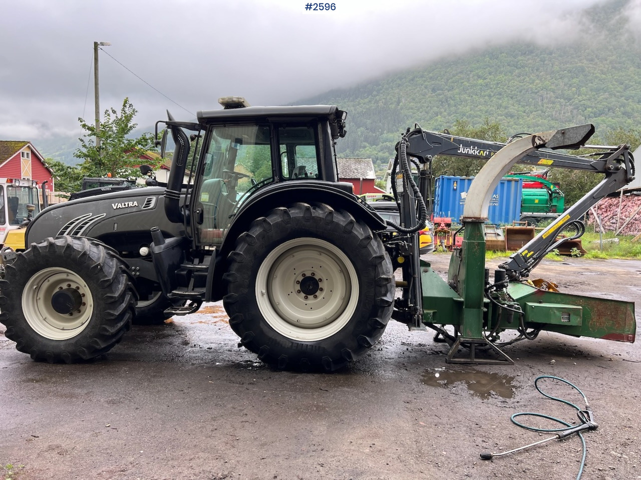 2010 Valtra T182 Versu Tractor w/ 2015 NHS 300E Chipper and 2015 Junkkari P4169 Crane - טרקטור חקלאי: תמונה 2 2010 Valtra T182 Versu Tractor w/ 2015 NHS 300E Chipper and 2015 Junkkari P4169 Crane - טרקטור חקלאי: תמונה 2