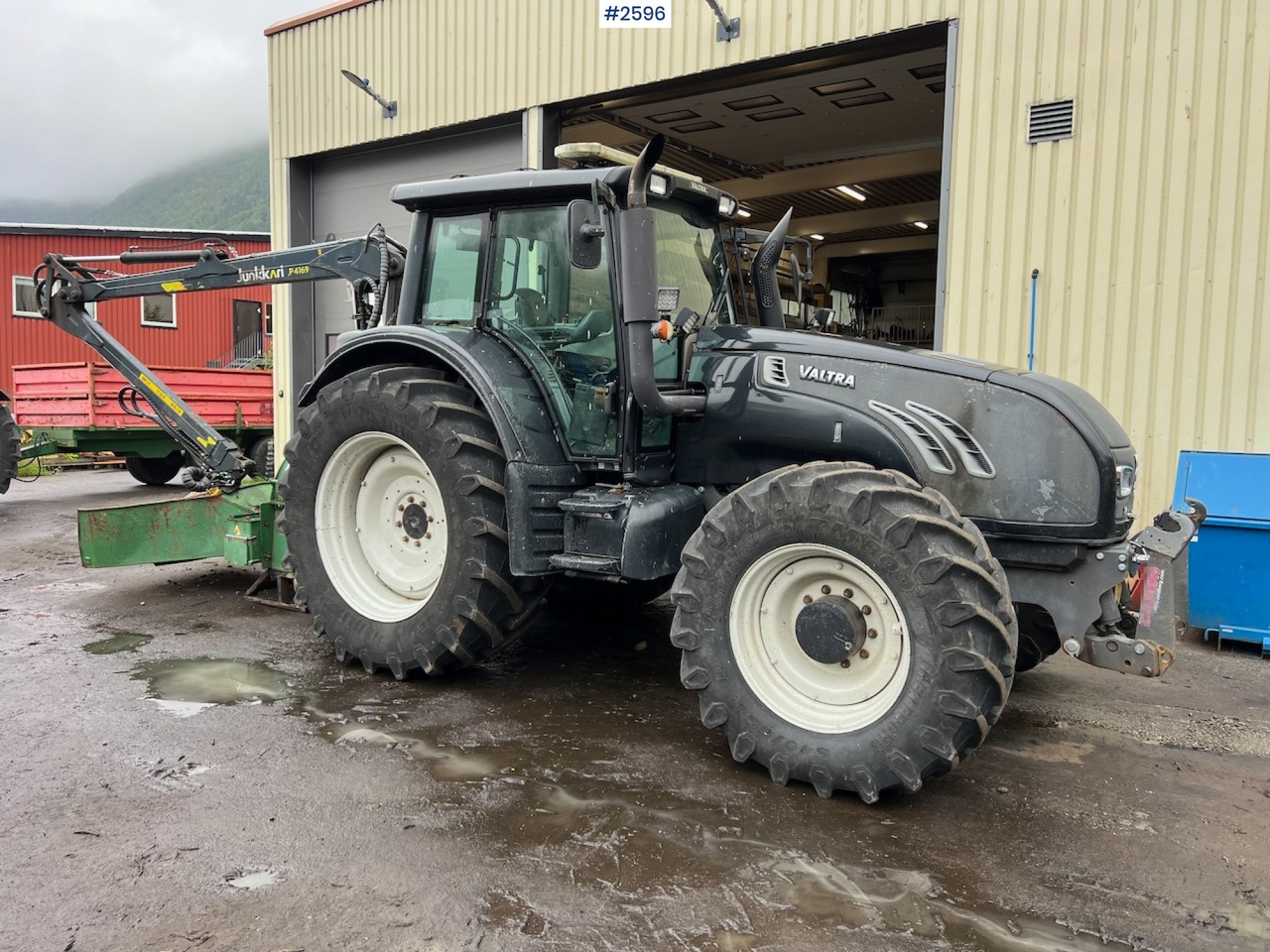2010 Valtra T182 Versu Tractor w/ 2015 NHS 300E Chipper and 2015 Junkkari P4169 Crane - טרקטור חקלאי: תמונה 1 2010 Valtra T182 Versu Tractor w/ 2015 NHS 300E Chipper and 2015 Junkkari P4169 Crane - טרקטור חקלאי: תמונה 1