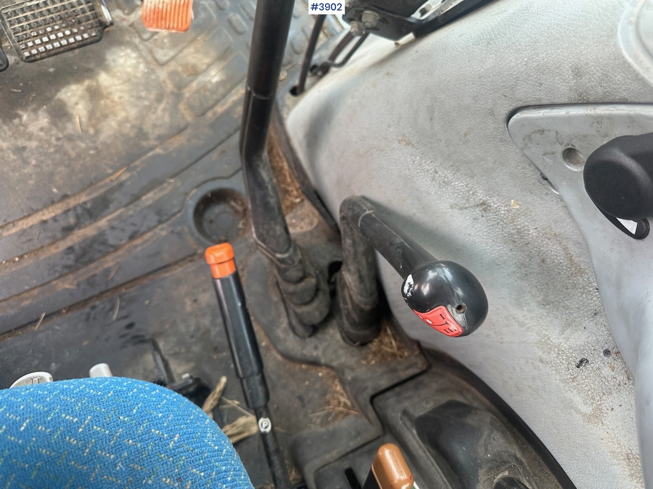 טרקטור חקלאי 2011 New Holland T5070 4x4 m/ frontlaster: תמונה 36