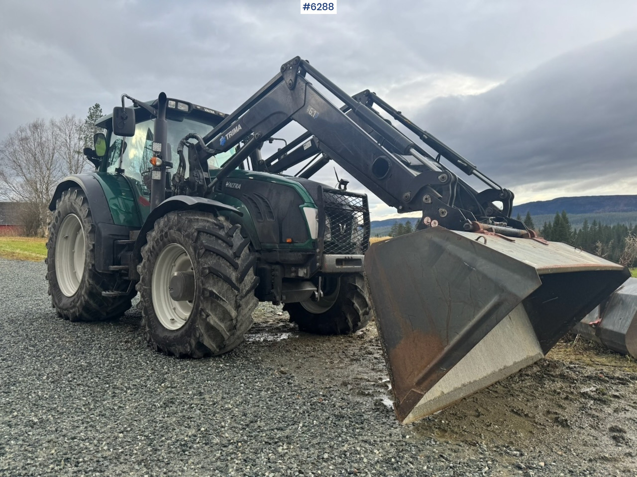 2013 Valtra T203 w/ Trima front loader, snow bucket, gravel bucket, pallet forks and timber clamp! - טרקטור חקלאי: תמונה 1 2013 Valtra T203 w/ Trima front loader, snow bucket, gravel bucket, pallet forks and timber clamp! - טרקטור חקלאי: תמונה 1