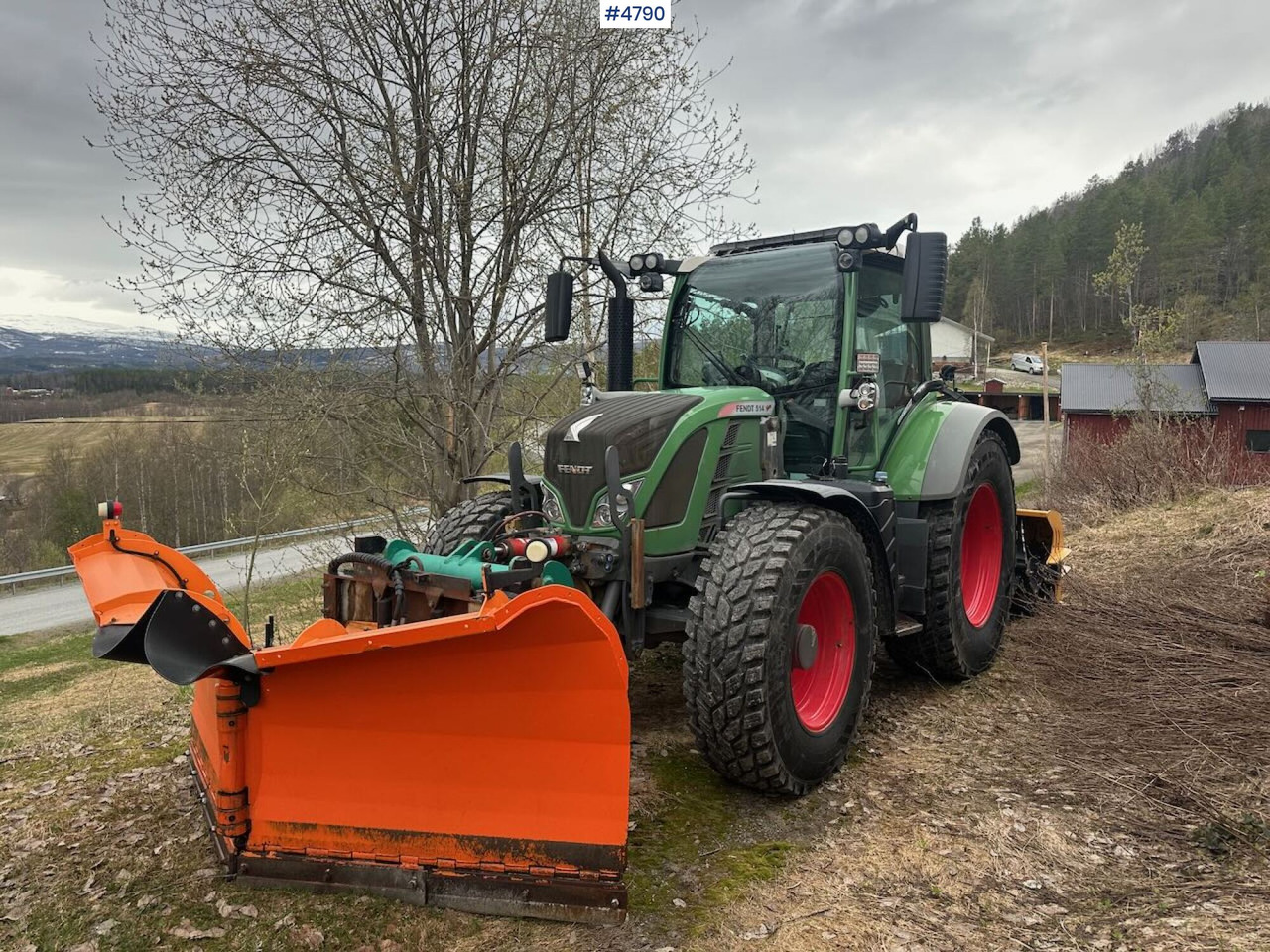 2014 Fendt 514 Vario 4x4 w/ front loader, folding plow, snow blower and sand spreader - טרקטור חקלאי: תמונה 5 2014 Fendt 514 Vario 4x4 w/ front loader, folding plow, snow blower and sand spreader - טרקטור חקלאי: תמונה 5