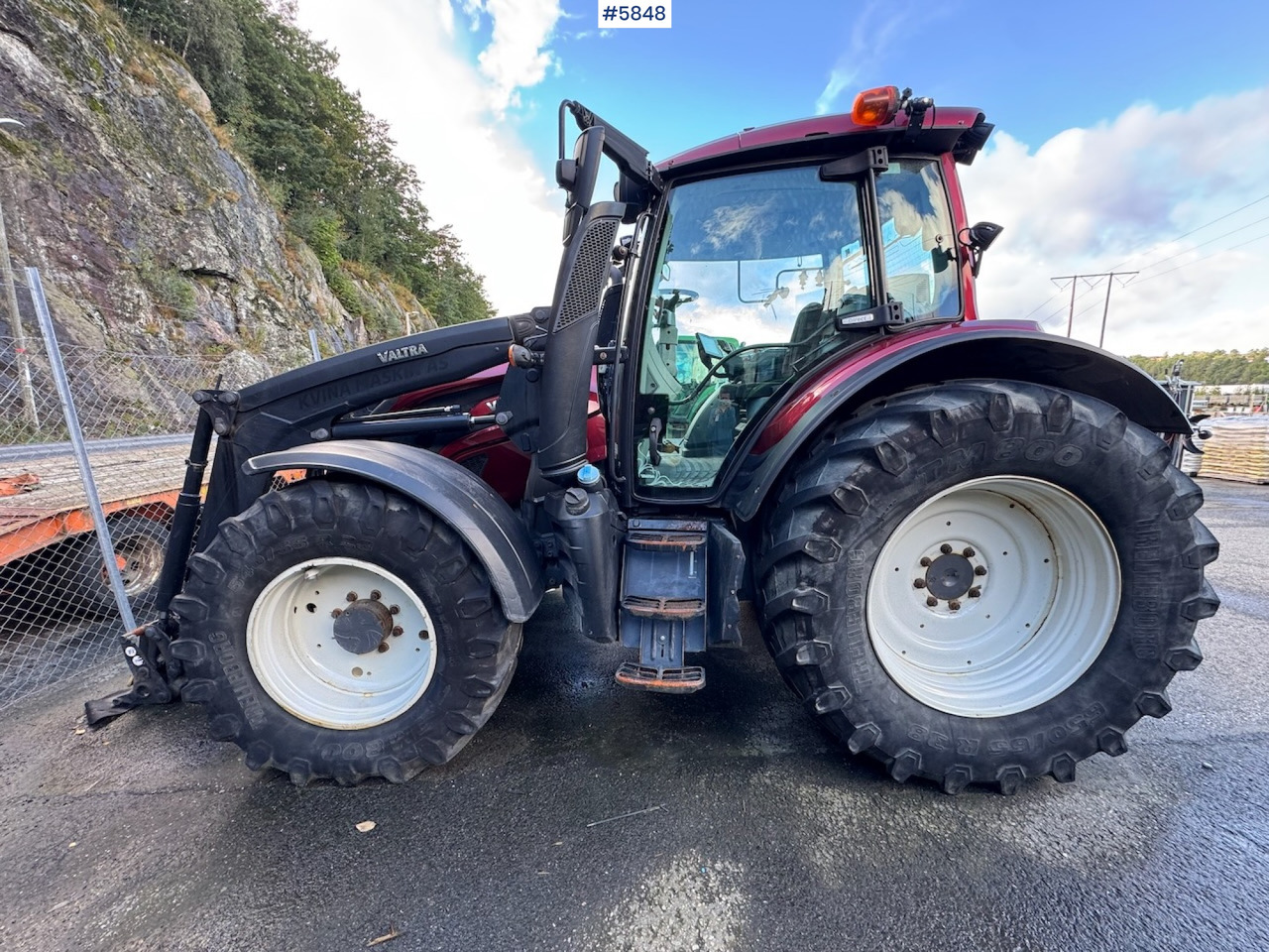 2018 Valtra N174 w/ front loader and plow plate. - טרקטור חקלאי: תמונה 1 2018 Valtra N174 w/ front loader and plow plate. - טרקטור חקלאי: תמונה 1